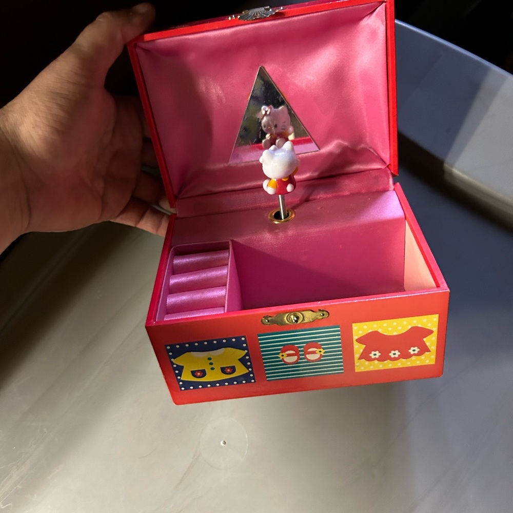 Hello Kitty Red Storage Box - Picture 2 of 2